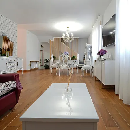 Galihost - Enorme Casa Con Gran Zona Exterior En